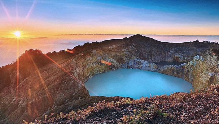 Kelimutu mount crater